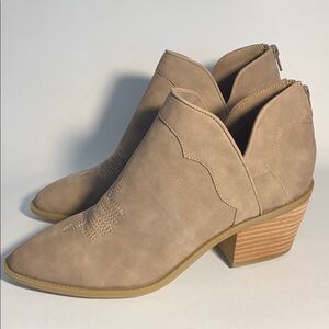 DV by Dolce Vita Women's Tan Ankle Boots - size 8.5